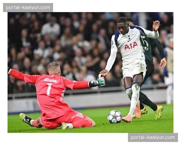 范德芬复出提升热刺防线稳定性 荷兰中卫出球能力成战术关键